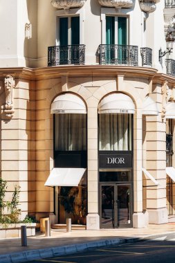 Monte Carlo, Monaco - 28 Haziran 2025: Monte Carlo 'daki Dior butiğinin ön cephesi zarif mimari ve lüks vitrinlerle