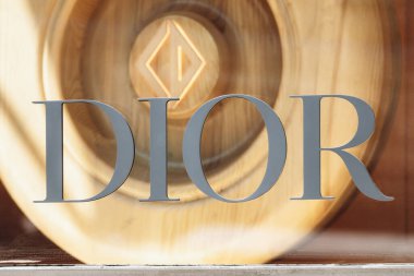 Monte Carlo, Monako - 28 Haziran 2025: Monte Carlo 'daki Dior butik vitrini