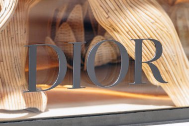 Monte Carlo, Monako - 28 Haziran 2025: Monte Carlo 'daki Dior butik vitrini