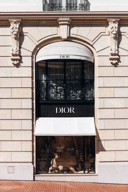 Monte Carlo, Monaco - 28 Haziran 2025: Monte Carlo 'daki Dior butiğinin ön cephesi zarif mimari ve lüks vitrinlerle