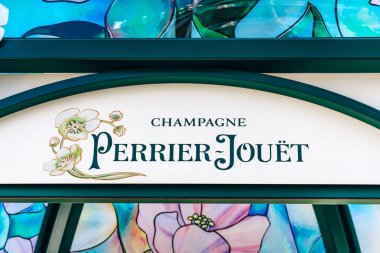 Monte Carlo, Monaco - 28 Haziran 2025: Monte Carlo 'daki Perrier-Jouet şampanya tabelasına yakın çekim