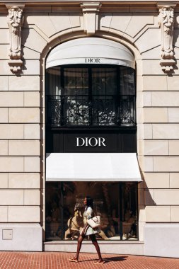 Monte Carlo, Monaco - 28 Haziran 2025: Monte Carlo 'daki Dior butiğinin ön cephesi zarif mimari ve lüks vitrinlerle