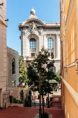 Monako, Monako - 28 Haziran 2025: Okyanus Müzesi cephesi manzaralı Rocher semtinde sokak