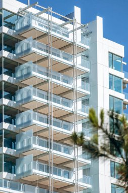 Monako, Monako - 28 Haziran 2025: Deniz ve şehir manzarasını harmanlayan çağdaş deniz manzaralı eko-bölge