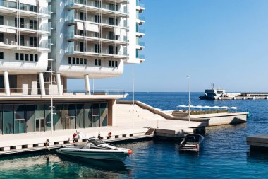 Monako, Monako - 28 Haziran 2025: Deniz ve şehir manzarasını harmanlayan çağdaş deniz manzaralı eko-bölge