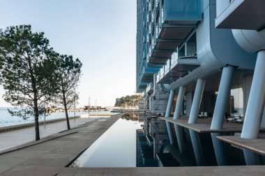 Monako, Monako - 28 Haziran 2025: Deniz ve şehir manzarasını harmanlayan çağdaş deniz manzaralı eko-bölge