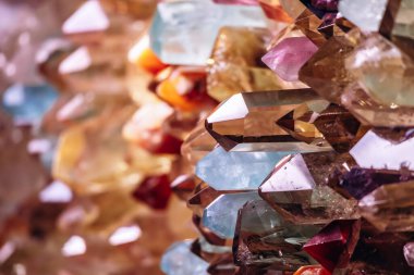 Mareterra Monaco 'daki meditasyon alanındaki pembe kuvars duvarlarının yakın görüntüsü.