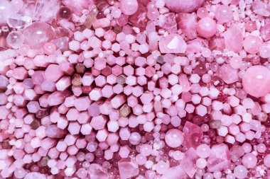 Mareterra Monaco 'daki meditasyon alanındaki pembe kuvars duvarlarının yakın görüntüsü.