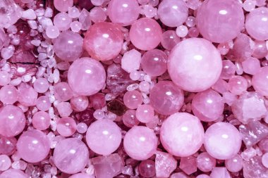 Mareterra Monaco 'daki meditasyon alanındaki pembe kuvars duvarlarının yakın görüntüsü.