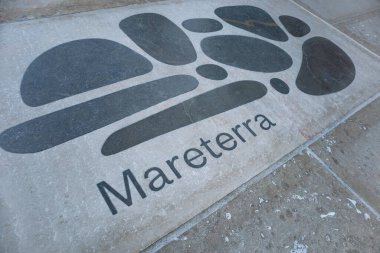 Monako, Monako - 28 Haziran 2025: Mareterra logosu yeni çevre bölgesindeki kaldırıma kazındı