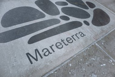 Monako, Monako - 28 Haziran 2025: Mareterra logosu yeni çevre bölgesindeki kaldırıma kazındı