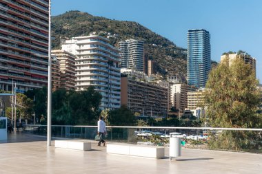 Monako 'nun La Rousse ilçesinin Mareterra çevre bölgesinden arka planda deniz kenarı binaları ve tepeleri ile manzarası