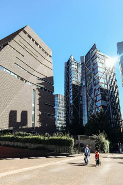 Londra, Birleşik Krallık - 10 Ağustos 2022: Tate Modern Sanat Galerisi 'nin dış görünüşü ve güneşli bir günde çevreleyen modern mimari