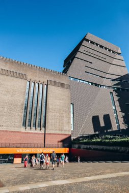 Londra, Birleşik Krallık - 10 Ağustos 2022: Tate Modern Sanat Galerisi 'nin dış görünüşü ve güneşli bir günde çevreleyen modern mimari