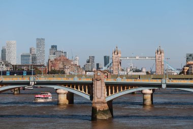 Londra, Birleşik Krallık - 10 Ağustos 2022: Thames Nehri üzerindeki Tower Bridge ve Southwark Köprüsü manzarası