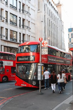 Londra, Birleşik Krallık - 10 Ağustos 2022: Kırmızı çift katlı otobüs ve modern binalarla Londra şehri