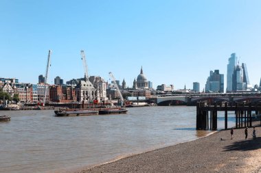 Londra, Birleşik Krallık - 11 Ağustos 2022: Londra 'nın merkezindeki Thames nehir kıyısı St. Paul Katedrali ve City gökdelenleri