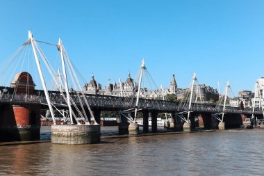 Londra, Birleşik Krallık - 11 Ağustos 2022: Thames Nehri ve Golden Jubilee yaya köprüleriyle Hungerford Köprüsü