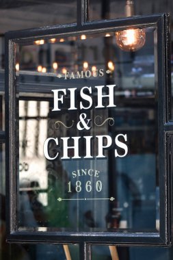 Londra, Birleşik Krallık - 11 Ağustos 2022: Westminster Mahallesi 'nde balık ve patates restoranı tabelası