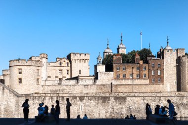 Londra, İngiltere - 11 Ağustos 2022: Londra Ortaçağ Kalesi ve UNESCO Dünya Mirası sahası, taş duvarlar ve mavi bir yaz gökyüzünün altında yuvarlak kaleler