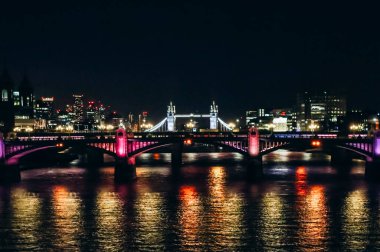 Londra, Birleşik Krallık - 11 Ağustos 2022: Tower Bridge ve Southwark Köprüsü Thames Nehri üzerinde aydınlandı