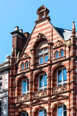 Londra, Birleşik Krallık - 13 Ağustos 2022: Kensington bölgesinde Victoria döneminden kalma kırmızı ve bej tuğlalı bina cephesi