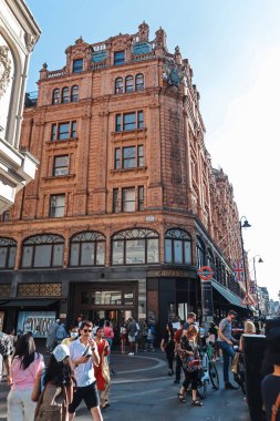 Londra, İngiltere - 13 Ağustos 2022: Harrods 'un ünlü mağazası tarihi terracotta cephesi ve Knightsbridge' deki yoğun girişi