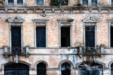 Cardiff, Wales - 14 Ağustos 2022: Pencereleri tahtayla kapatılmış ve Cardiff şehir merkezinde satılık tabelası olan terk edilmiş tarihi bina