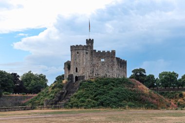Cardiff, Wales - 15 Ağustos 2022: Cardiff Kalesi manzarası Galler bayrağının en üstünde