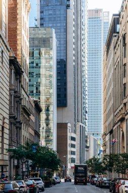 Montreal, Kanada - 11 Ağustos 2025: Büyük modern gökdelenler ve Montreal şehir merkezindeki işlek tarihi cepheler