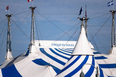 Montreal, Kanada - 11 Ağustos 2025: Montreal, Quebec 'te mavi ve beyaz çizgili Cirque du Soleil büyük çadırları