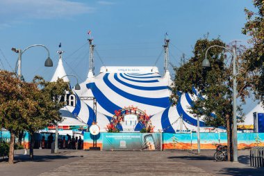 Montreal, Kanada - 11 Ağustos 2025: Montreal, Quebec 'te mavi ve beyaz çizgili Cirque du Soleil büyük çadırları