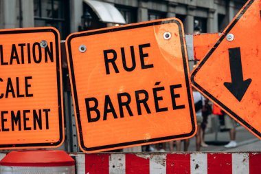 Montreal, Kanada - 11 Ağustos 2025: Montreal şehir merkezinde sokak inşaatı sırasında turuncu Fransızca 