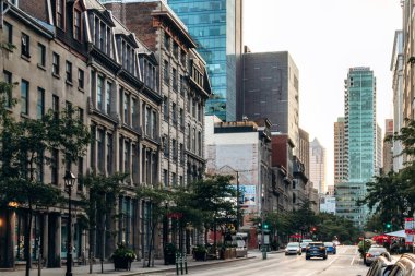 Montreal, Kanada - 11 Ağustos 2025: Montreal şehir merkezindeki McGill sokağında tarihi ve modern binalar, ağaçlar ve şehir yaşamı
