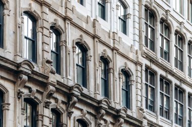 Montreal, Quebec 'te detaylı pencere kemerleriyle tarihi taş cephe