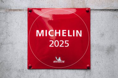 Montreal, Kanada - 11 Ağustos 2025: Montreal şehir merkezindeki beton duvarda kırmızı Michelin 2025 restoran plaketi