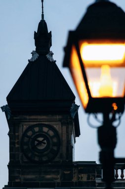 Montreal şehir merkezinde tarihi saat kulesi ve parlayan sokak lambası