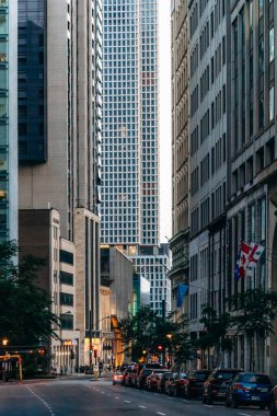 Montreal, Kanada - 11 Ağustos 2025: Günbatımında modern gökdelenler ve şehir binaları ile şehir merkezi gökyüzü