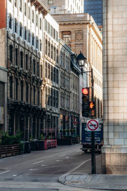 Montreal, Kanada - 11 Ağustos 2025: Eski Montreal 'deki tarihi Recollets Caddesi' nin eski taş cepheleri ve trafik ışıkları