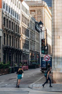 Montreal, Kanada - 11 Ağustos 2025: Eski Montreal 'deki tarihi Recollet Caddesi manzarası Eski taş cepheleri, insanlar, scooter ve trafik ışıkları