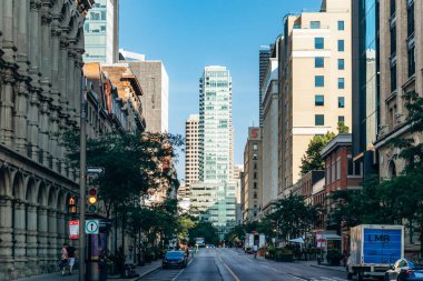 Montreal, Kanada - 11 Ağustos 2025: Montreal şehir merkezinde tarihi ve modern binalar bulunan McGill Caddesi