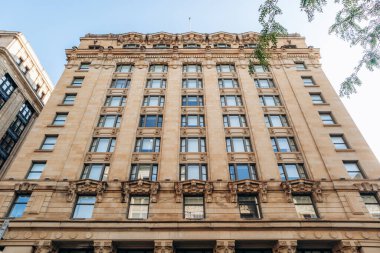 Montreal, Kanada - 11 Ağustos 2025: Tarihi Montreal 'deki 355 McGill Caddesi' ndeki St. Paul Oteli 'nin cephesi ve girişi