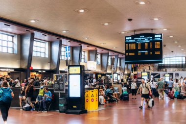 Montreal, Kanada - 11 Ağustos 2025: Yolcular, dijital pano ve duvar resimleri Merkez İstasyonu, Montreal Garı, Quebec 'in ana demiryolu merkezi