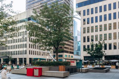Montreal, Kanada - 11 Ağustos 2025: Plaza ve modern iş binaları, Montreal, Quebec şehir merkezindeki Place Ville Marie 'de dinlenen insanlar