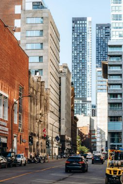 Montreal, Kanada - 11 Ağustos 2025: Modern yüksek kuleleri ve Ville-Marie şehir merkezindeki Sainte-Catherine sokağındaki tarihi binaları olan şehir manzarası