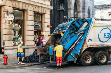 Montreal, Kanada - 11 Ağustos 2025: Eski Montreal 'deki Place d Armes yakınlarında çöp toplayan temizlik işçileri