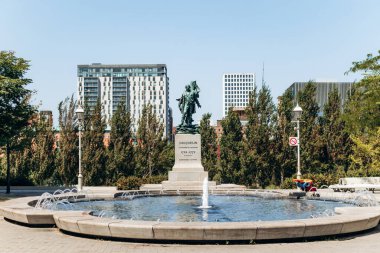 Montreal, Kanada - 11 Ağustos 2025: Güneşli bir yaz gününde Vauquelin anıtı ve çeşmesi