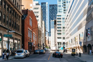 Montreal, Kanada - 11 Ağustos 2025: Montreal şehir merkezinde modern binaları ve trafiği olan Place Ville Marie yakınlarındaki McGill College Caddesi boyunca bakın