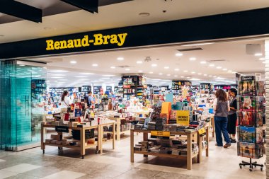 Montreal, Kanada - 11 Ağustos 2025: Place Ville Marie yakınlarındaki yeraltı alışveriş alanında Renaud-Bray kitapçısı