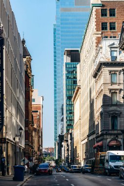Montreal, Kanada - 11 Ağustos 2025: Montreal, Quebec 'te tarihi ve modern binaların bulunduğu işlek bir şehir merkezi manzarası